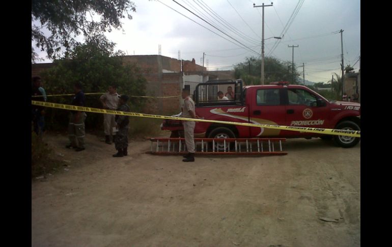 Elementos de Protección Civil de Tonalá acudieron para sacar el cuerpo del pozo.  /