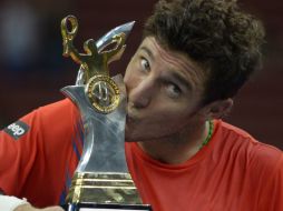 El ganador Juan Mónaco besa su trofeo del Abierto de Malasia, el primer título que logra en superficie dura. AFP  /