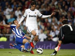 Kaká dispara dentro del área del rival durante el partido. REUTERS  /
