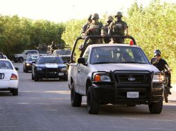 Soldados de la Marina vigilan la zona donde fueron hallados los cuerpos de dos individuos. EFE  /