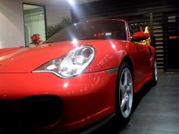 Un auto deportivo Porsche Boxster modelo 2003, salió a subasta en 127 mil 400 pesos. ARCHIVO  /