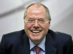 Peer Steinbrueck espera desbancar a Angela Merkel como canciller de Alemania. ARCHIVO  /