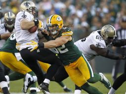 Drew Brees es deribado por Clay Mathews en el partido. AP  /