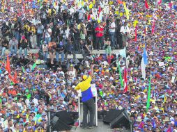 CIERRE DE CAMPAÑA. Decenas  de miles abarrotan las calles de Venezuela en apoyo al candidato Henrique Capriles. REUTERS  /