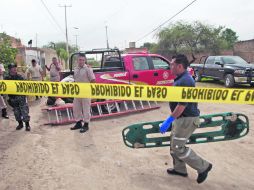 EL RESCATE. En calles de la colonia Santa Rosa, bomberos de Tonalá sacaron un cadáver del interior de un pozo.  /