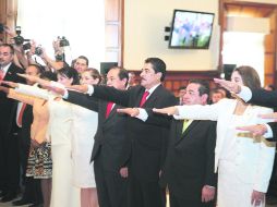 Recién llegados. Sin los regidores panistas, el nuevo ayuntamiento tapatío rindió protesta.  /