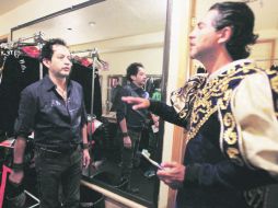 Todos listos. Freddy Ortega y Raúl Araiza previo a salir al escenario en el Teatro Aldama. EL UNIVERSAL  /
