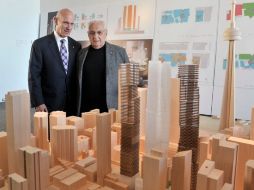 El empresario David Mirvish y el arquitecto Frank Gehry contemplan la maqueta de lo que será este nuevo desarrollo. EFE  /