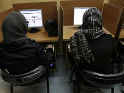 Muchas de las restricciones sobre Internet se basan en el uso de páginas como Facebook y YouTube. AP  /