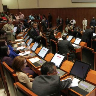 Irregulares las contrataciones en el Congreso: Cortés Berumen