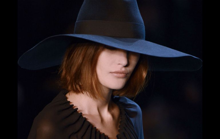 El desfile de Saint Laurent cerró la séptima jornada de la semana de la moda de París. AFP  /