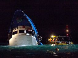 Según explicaron algunos supervivientes, el buque se hundió rápidamente después de la colisión. REUTERS  /