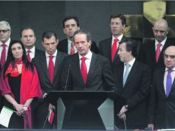 Carlos Gómez y Gómez y otros directivos de Santander estuvieron presentes en la Bolsa Mexicana de Valores para el ''campanazo'. EFE  /