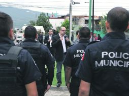 El alcalde Ismael del Toro, ante los policías.El nuevo presidente municipal ratificó a la jefa de Seguridad Pública, Marisela Gómez.  /