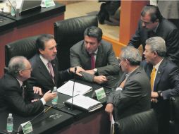 El líder del PRI en el Senado, Emilio Gamboa (segundo a la izquierda), descartó que vayan a aprobar la reforma vía ''fast track''. NTX  /