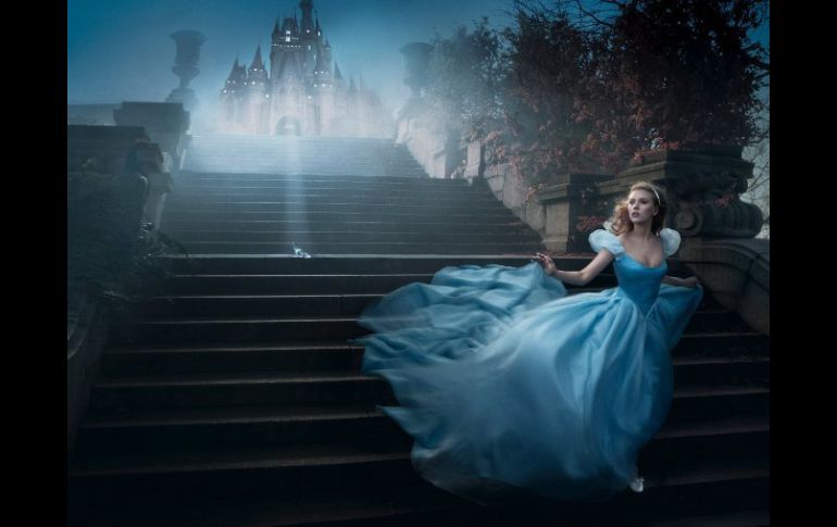 Scarlett Johanson caracteriza a La Cenicienta en esta foto de Annie Leibovitz (nacida en 1949). ARCHIVO  /