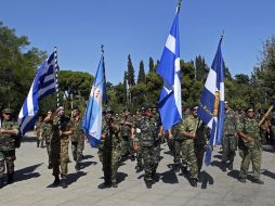 Soldados griegos retirados se manifiestan contra las medidas de austeridad. EFE  /