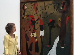 La reina Sofía observa el cuadro de Joan Miró ''Caracol, mujer, flor estrella''. EFE  /
