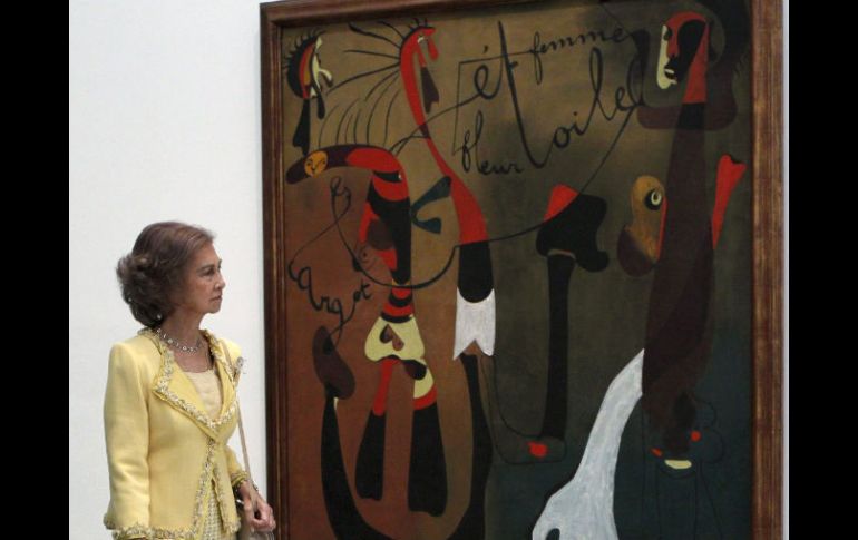 La reina Sofía observa el cuadro de Joan Miró ''Caracol, mujer, flor estrella''. EFE  /