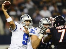 El mariscal, Tony Romo (i), aún tiene dos años de contrato con los Vaqueros. EFE  /