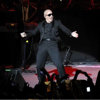 Escaso público y cierre conflictivo en concierto de Pitbull