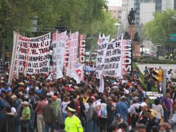 Manifestantes mantienen bloqueados todos lo accesos al Senado de la República. NOTIMEX  /