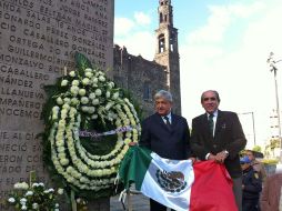 Andrés Manuel López Obrador colocó una ofrenda floral y montó una guardia en el monumento a los estudiantes caídos en 1968. NOTIMEX  /