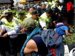 Un enfrentamiento entre manifestantes y elementos de la SSP-DF se registró este martes afuera del Senado de la República. EL UNIVERSAL  /
