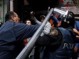 Opositores a la reforma laboral se enfrentaron con policías afuera del Senado. EL UNIVERSAL  /