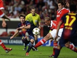 Messi disparo sobre la marca de los jugadores del Benfica. AFP  /