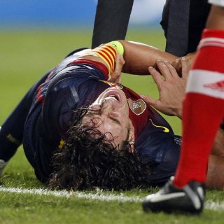 Puyol, lesionado de gravedad en un codo