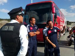 Heredia y Fentanes dialogan con elementos de Vialidad para poder llegar al estadio.  /