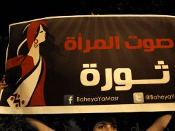 Una activista lleva una pancarta donde se lee La voz de la mujer es una revolución. AP  /