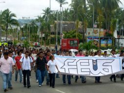 Estudiantes de la UAG marcharon para conmemorar el aniversario de la matanza de Tlatecolco. EL UNIVERSAL  /