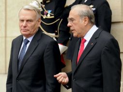 El primer ministro francés (i) despide al secretario general de la OCDE, el mexicano Ángel Gurría. EFE  /