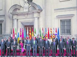 Los jefes de Gobierno de delegacionales, acompañados por el rey Juan Carlos y Mariano Rajoy, posan en Madrid. EFE  /