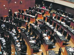 Aunque en la entrada se encontraron con el bloqueo de manifestantes, los senadores sí pudieron discutir la iniciativa. NTX  /