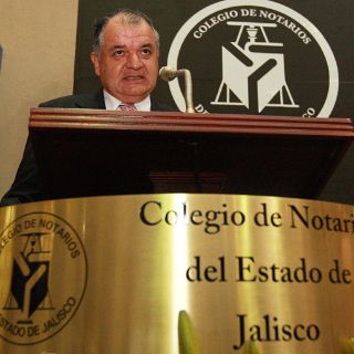 Guzmán y Coronado presentan examen para notario