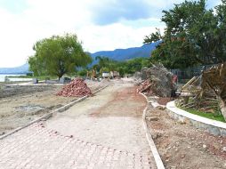 Según la Conagua, la construcción del malecón excede el límite permitido además de que no tiene permisos.  /