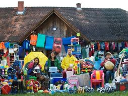 Sandra Krautwaschl, su marido y sus tres hijos decidieron hace tres años sacar a la calle todos los productos de plástico. EFE  /