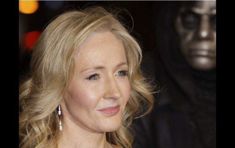 Rowling se enfrenta por vez primera a lectores adultos 15 años después de publicar el primer episodio de Harry Potter. ARCHIVO  /