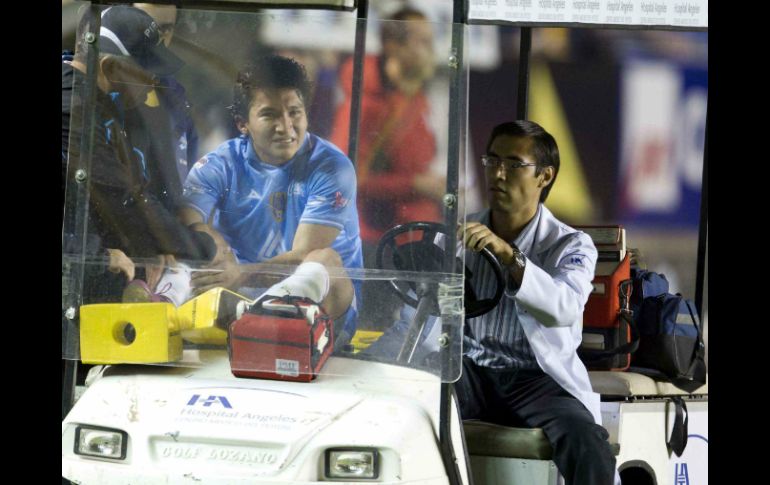 César Villaluz sale en camilla tras el fuerte choque que tuvo con Jesús Molina. ARCHIVO  /