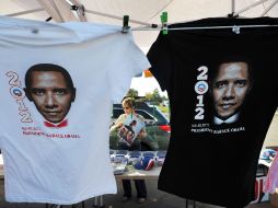 Previo al debate, alguna gente vende camisetas con la imagen de Obama. AFP  /
