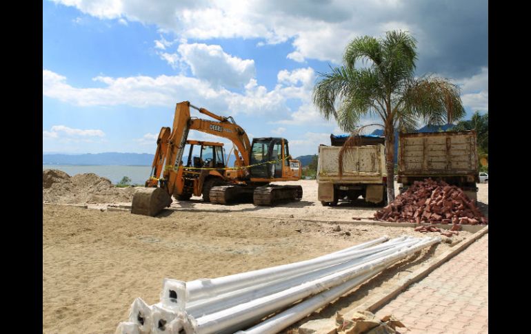 Registros del Ayuntamiento de Chapala precisan de construcciones que rebasan las dos décadas infringiendo el perímetro. ARCHIVO  /