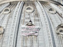 El hombre eludió la seguridad del Vaticano y escaló el domo de 130 metros de la Basílica de San Pedro. ZUMAPRESS  /