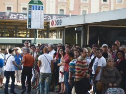 Los italianos desalojaron edificios públicos y fueron a una zona segura, afortunadamente el sismo no tuvo consecuencias graves. EFE  /