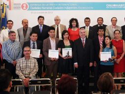 Imagen de la premiación, realizada en Casa Jalisco, en presencia del gobernador, Emilio González (c).  /