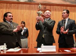 El premio lo recibió el rector de la UNAM, José Narro (c), en las instalaciones del Paraninfo de la UdeG.  /