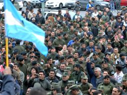 Gendarmes también sufrieron recortes en sus sueldos de entre el 40 y el 70 por ciento, por lo que se unen a la mega protesta. EFE  /