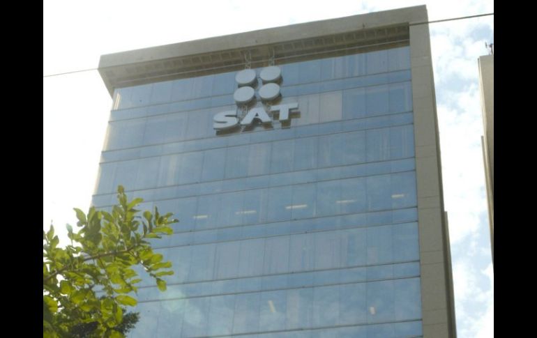 Los contribuyentes deben acudir lo antes posible a las oficinas del SAT  para obtener su Firma Electrónica Avanzada. ARCHIVO  /